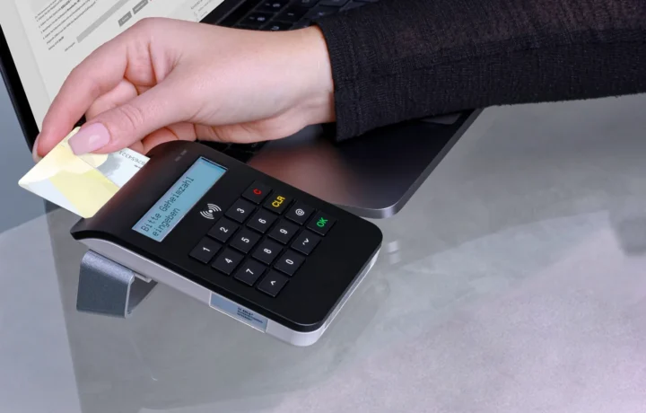 Mão inserindo cartão em terminal de pagamento contactless para transação segura via API pagamento subadquirente
