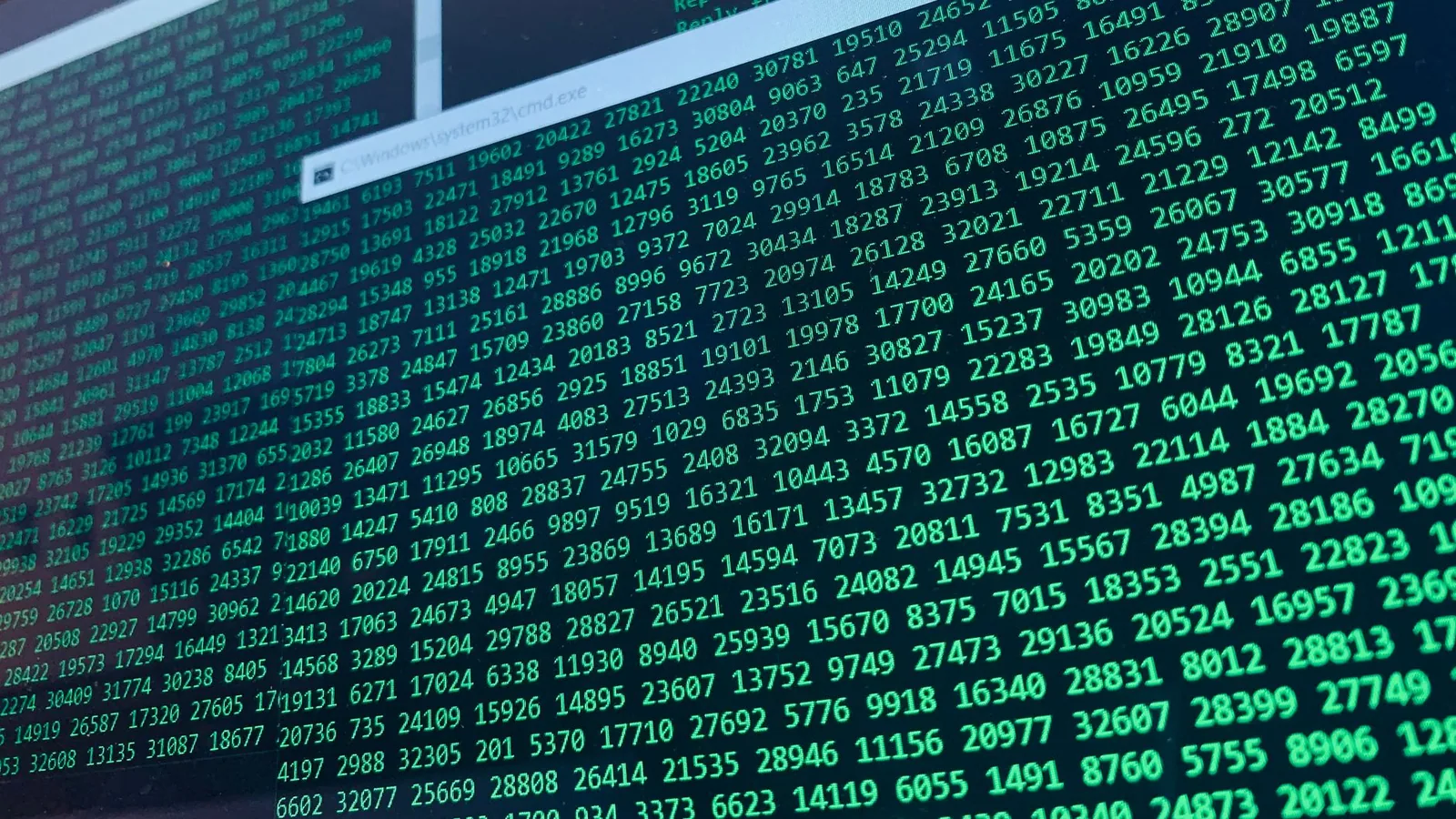 Números verdes brilhantes formando código binário e fluxos de dados, ilustrando o processamento do score de risco no checkout