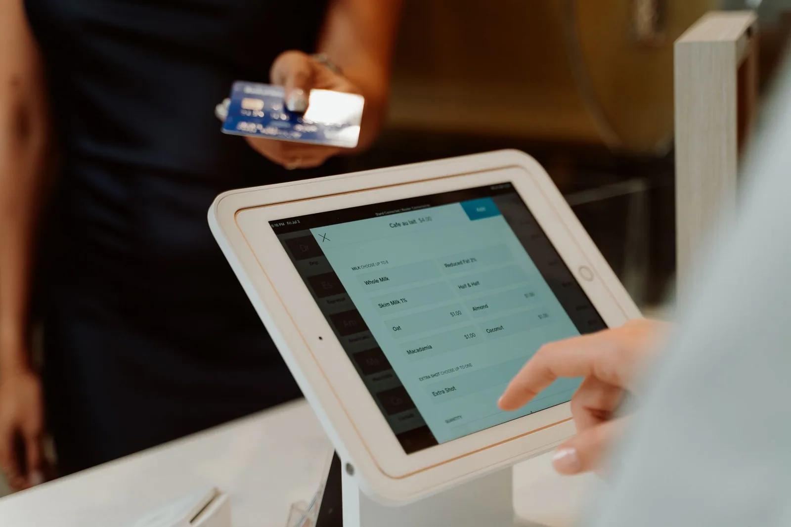 Tablet moderno com cartão ilustrando o fluxo de uma transação realizada pela API de subadquirente