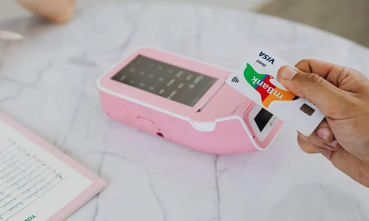 Integração gateway pagamento feita com cartão Visa em terminal sem contato rosa