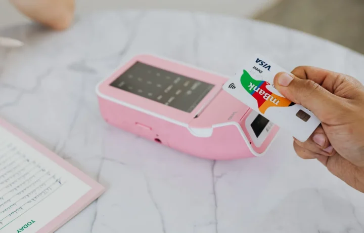 Integração gateway pagamento feita com cartão Visa em terminal sem contato rosa