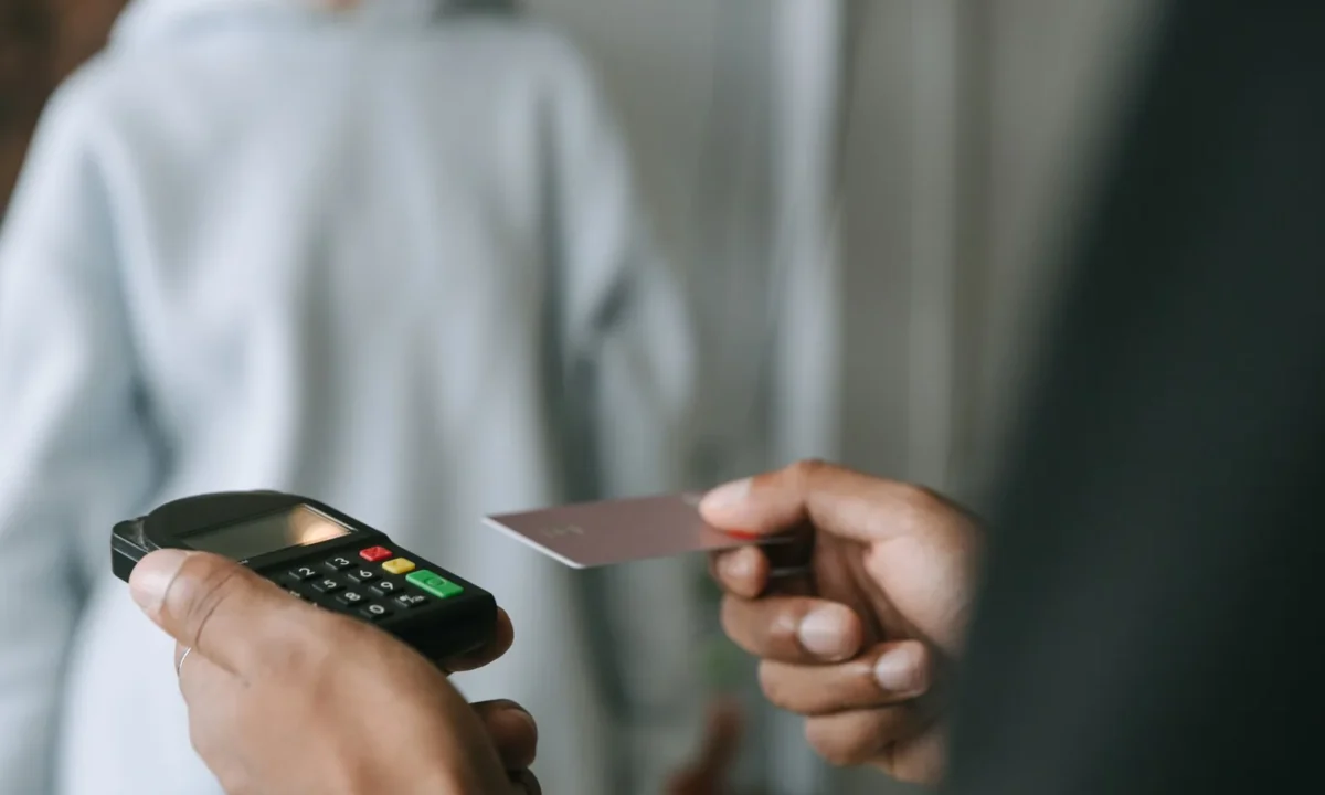 Pagamento por aproximação com cartão em terminal PDV, destacando as vantagens de atuar como subadquirente