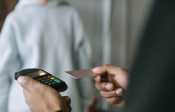 Pagamento por aproximação com cartão em terminal PDV, destacando as vantagens de atuar como subadquirente