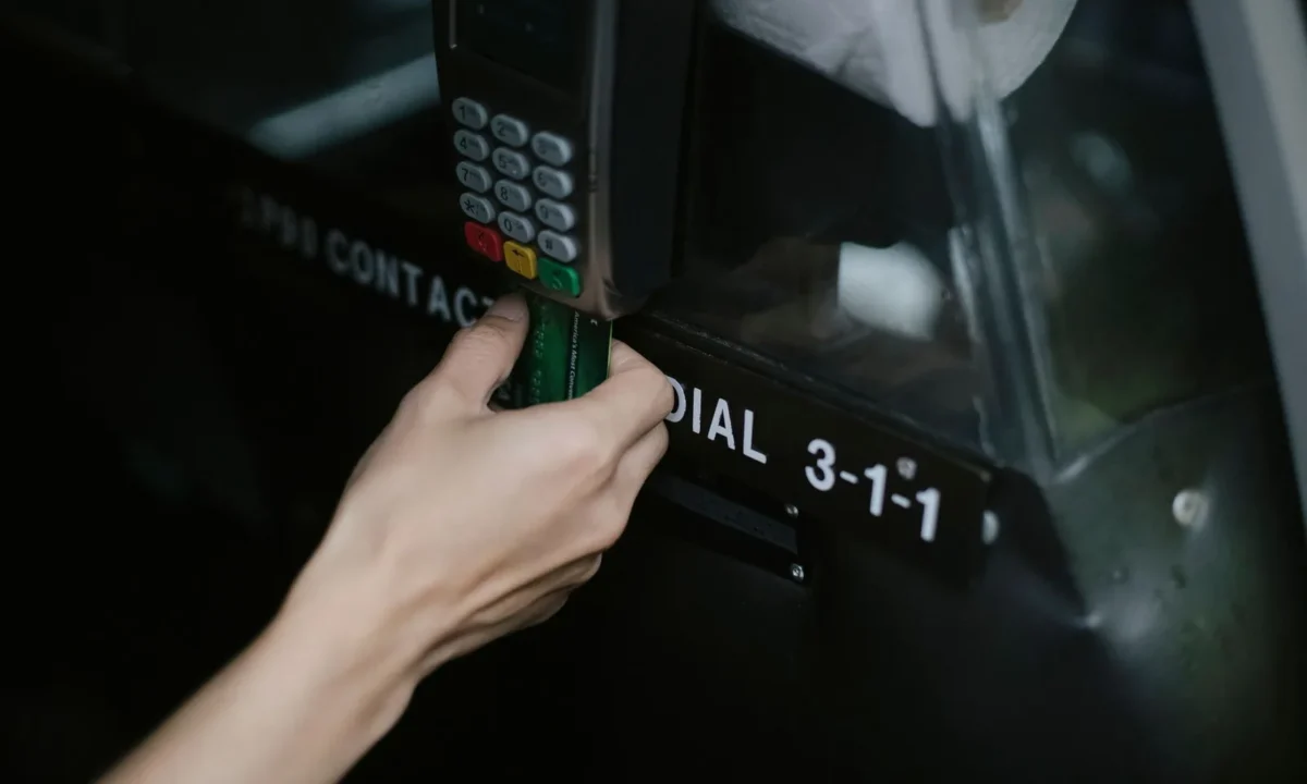 Passageiro fazendo pagamento por aproximação no maquininho durante corrida de táxi