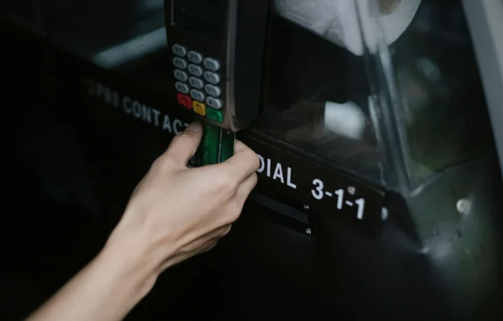Passageiro fazendo pagamento por aproximação no maquininho durante corrida de táxi